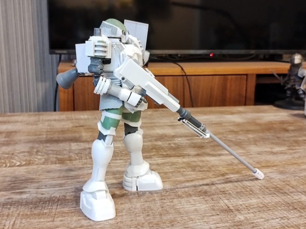 銃も白い箱とグレーのプラ材、ジャンクパーツを少しです。何気に「まっすぐに繋ぐ」というのがかなり厄介な作業でした。余談ですが右肩のレールにも左肩同様にラッチを設けたので、銃を右肩に懸架することもできます。宙間航行時には両手が空きますよという感じで。