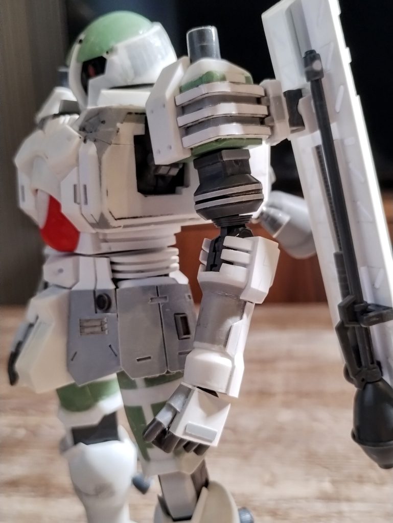 肩・腕・手首は制作途中の写真がなかったので塗装前のもので。肩の段々はシールドを前後に移動するためのレールととらえ、わかりにくいですがそれっぽい断面にしています。またレールには鉄板を仕込んでおり、シールド側のマグネットで前後スライドできるようにしています。前腕は白い塊、手首は個人的には自作するのが習わしとなっています。