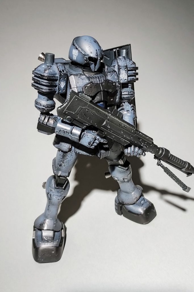 私はもともとはベタ塗りのクリーンな作風ですが、今回初めてダメージ表現に挑戦し、その楽しさに目覚めました。塗装は水性塗料のMAX塗りからカッサカサにつや消しを吹き、ダメージ痕やエッジは鉛筆でちょこちょこ、質感の表現にウェザリングマスターを施し、最後に派手めにスポンジチッピングを入れてみました。ちなみにこれらのダメージは交戦によるものではなく、高速航行中に無数のデブリに当たってできた打痕をイメージしています。