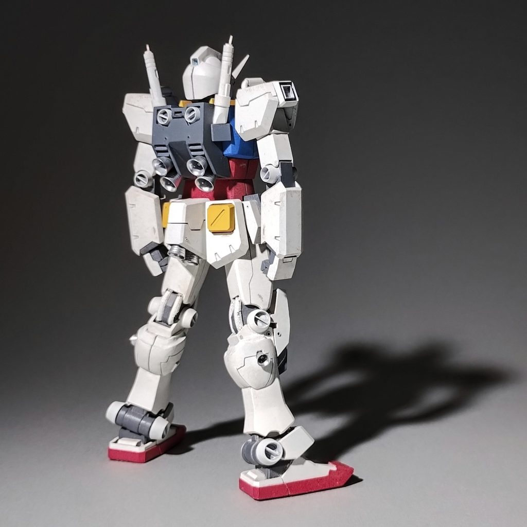 自然なカトキ立ちをさせたいだけの模型なので、関節の可動域は必要最低限のほぼ固定モデルです。近年のガンプラブームのようにディテールを盛り込むのではなく、シンプルに理想のプロポーションを追求しました。