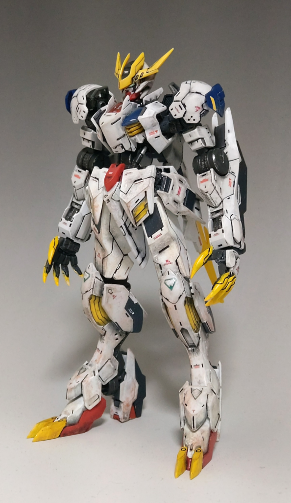 アンテナとテイルブレードは鋭利に加工、手足の爪も延長&鋭利化しています。テイルブレードは後ろに飛び出し過ぎだと感じたので、キットよりも20度ほど下に畳めるように可動域を拡げています。脚が長くなった分、フンドシ部分もほぼ倍に延長しました。改造後も可動部分はほぼ同じだけ可動できます。前腕部のサブアームも可動を残しつつ短くしています。
