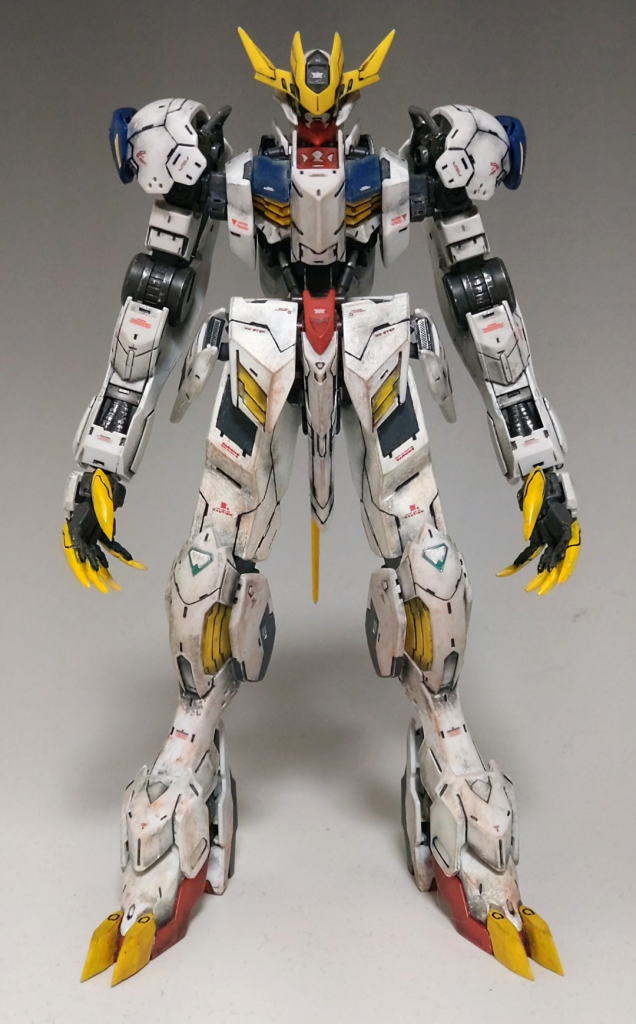 キットを仮組みして印象的だったのが2点。 ①腕の長さと大きさ。「異形」というか人型から離れ気味なプロポーションがインパクト大でした。これは、悪魔的な凶悪さや野獣のような獰猛さを感じさせるプロポーションで、もちろん設定画どおりでもあり魅力的ではあるのですが、どうもアニメで観せたような「ドラゴンボールばりの俊敏な高速戦闘」ができるようには見えないと個人的には感じました。②そしてその見た目のおかげでちょっと「正当な主役機」に見えない(笑)そこで、あえて設定画から外れてでも「あの素早い動きができそうなスマートなプロポーション」にすれば①②の両方がクリアできるのでは、と思ったのが今回の改造のきっかけです。