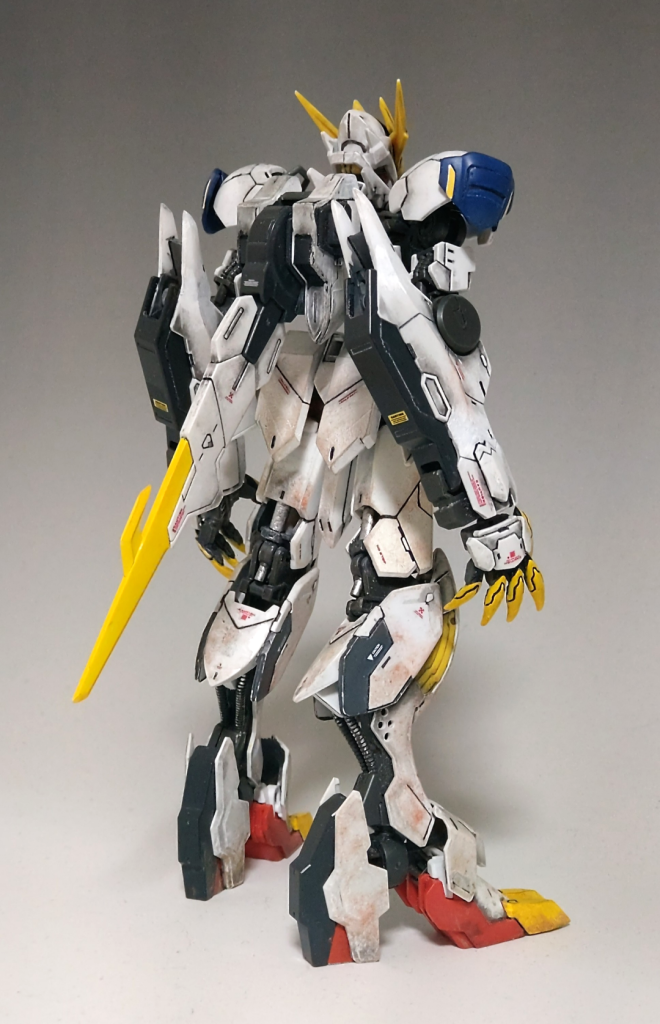 主な改造ポイントは●巨大な腕のせいで脚が短く見えるのを解消するため、太ももを思い切って幅2.5ミリ長さ25ミリ(!)の超大型化●それに合うよう前後スカートの大型化とサイドスカートの位置変更●延ばした脚の長さとバランスを取るため、肩幅を関節で左右8ミリずつ延長●それに合わせてボディの横幅を白い部分で左右4ミリずつ延長●それでもまだ腕が長過ぎるので前腕を3ミリ掌を2ミリ短縮●しかし元々の特徴である長い腕のイメージはなるべく損ないたくないので肘から先を10ミリ延長して長く見えるようフォロー全体的に手を入れることになりました。↓以下は素組み状態との比較↓