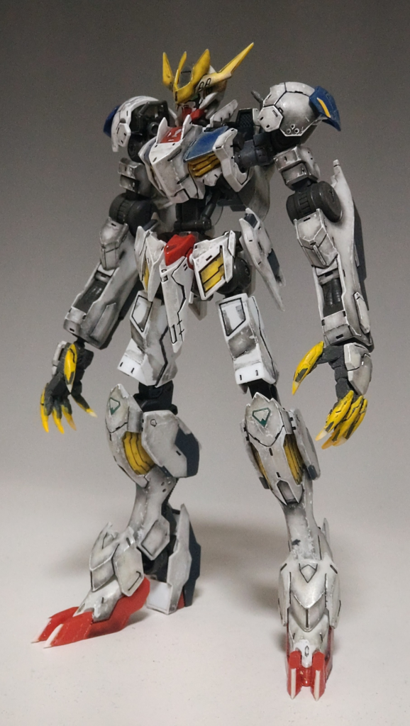 最初のイメージでは脚だけ延長でイケるだろうと安易に考えてたのですが、やってみるとエヴァみたいな別の異形感が出てしまい納得できず。ここから思考錯誤で2ヶ月かかりました(笑)ロボットは人型に近づくほど些細な違和感が目立ってきますね。