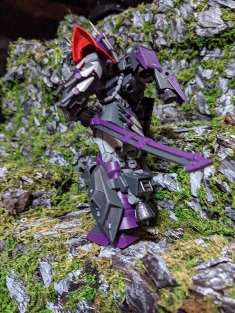 「兵士を追い込んで覚醒を促し、兆候が見えれば…元々傷病兵だから適当な理由付けで後方のNT研にご案内ってか…最悪だ」「最初から聞かない方がいいと警告していただろう‽ついでに言えば自分の腕や足を奪った相手はさぞ恨めしかろうな…無理もない」「最悪だな」「だからこそ、終わらせてやりたいのだよ」「誰だよこんなこと考えた奴は‽」「NT研が絡んでいるという時点で察してほしいな」「コロニー落としといいこれといい。あの一族にはろくな奴がいねえな」「ドズル閣下とガルマ様、後デギン公は割とまともだったよ。長兄と長女が突き抜けたろくでなしというだけだ。今頃二人そろって地獄の責め苦を受けているだろう。仲よくかどうかは知らんがね」「…いいだろう。このミッション、受けるのに異論はねえが、上層部から文句は来なかったのか‽」「変な事を言うな、誰だって知らないことに文句なんて付けられるわけないだろう‽」「つまり情報を握りつぶしたか…あんたバカだろう‽」「そんなバカな自分が大好きなんだ」思わずフレッドは噴出した。彼自身そういうたぐいの人間であり、こういう考えは好物だ。翌日ー「フレッド、イフリートシュナイドアーマード、発進する‼」潜水艦の発進口から追加装備を付けたイフリートシュナイドアーマードが出撃した。