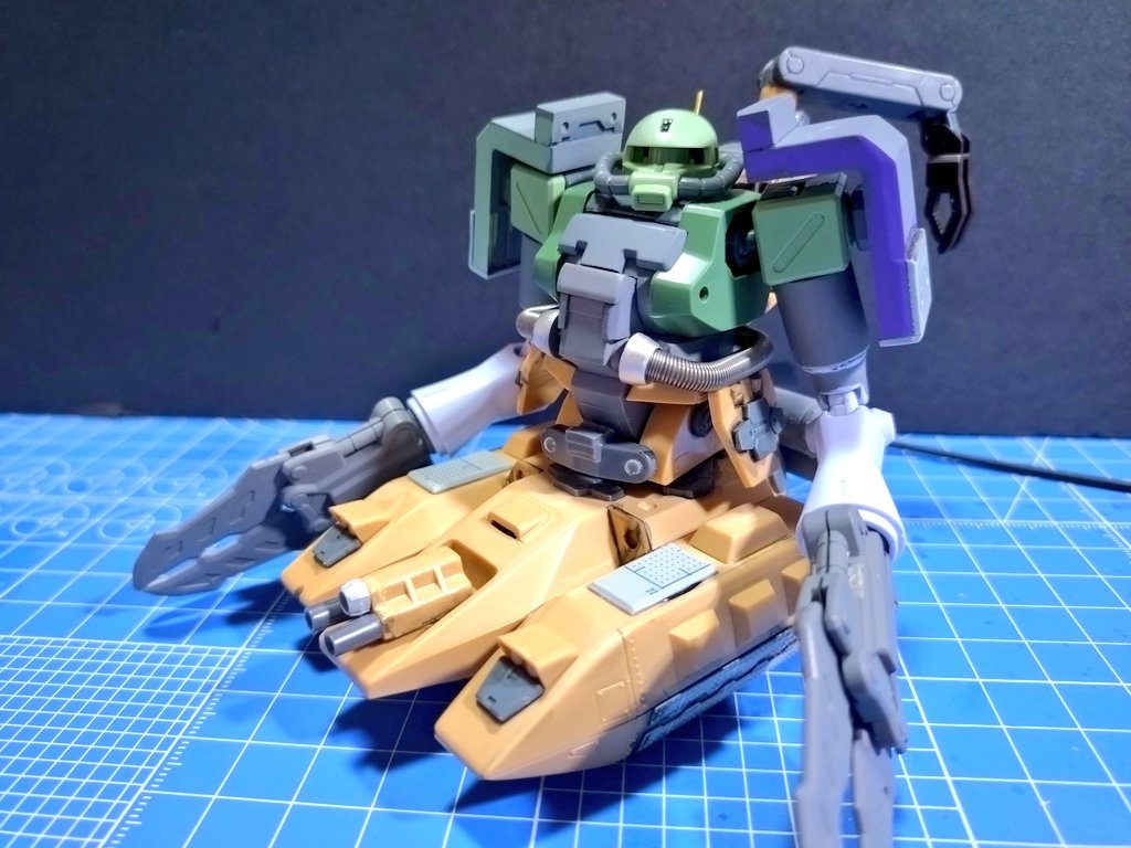 ・塗装前紆余曲折を経てなんとかまとまりました胴体の動力パイプをスプリングにしたりマゼラタンク部分に追加でプラ板を貼ったり情報量をなんとか増やそうとしてましたな