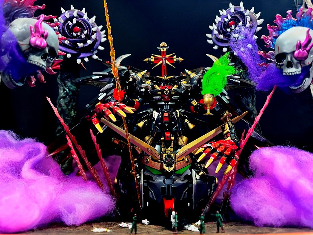 「憎悪の具現」何も言い返さない、大人しいから、なとど思い、ぞんざいな扱いをしてきた相手。しかし内に秘めた「憎悪」は常人の「ソレ」を遥かに凌駕する程に膨れ上がり、巨大で禍々しく肥大し、やがては限界と同時に「ソレ」は解き放たれる。その時になって後悔しても時すでに遅し。目の前に立つ「ソレ」は悪魔でも化け物でも無く、自分自身だと気づく。メフィストガンダム　部隊内で壮絶なイジメを受けた一人の隊員の心に巣くった、凄まじい憎悪が生み出した、「幻影のガンダム」であり実際にはその場には、ただ荒野と死体が広がるだけである。その巨大で禍々しい憎悪を育てたのは果たして、どちらなのだろう。