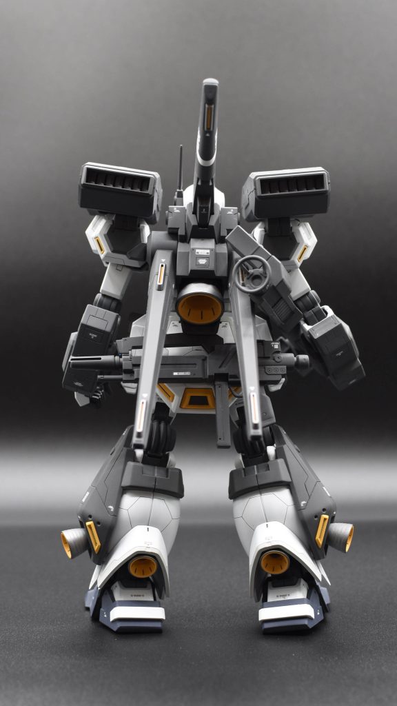 また、リアスカートにネオジム磁石を埋め込み、ビームライフルをマウントできるようにもしました。