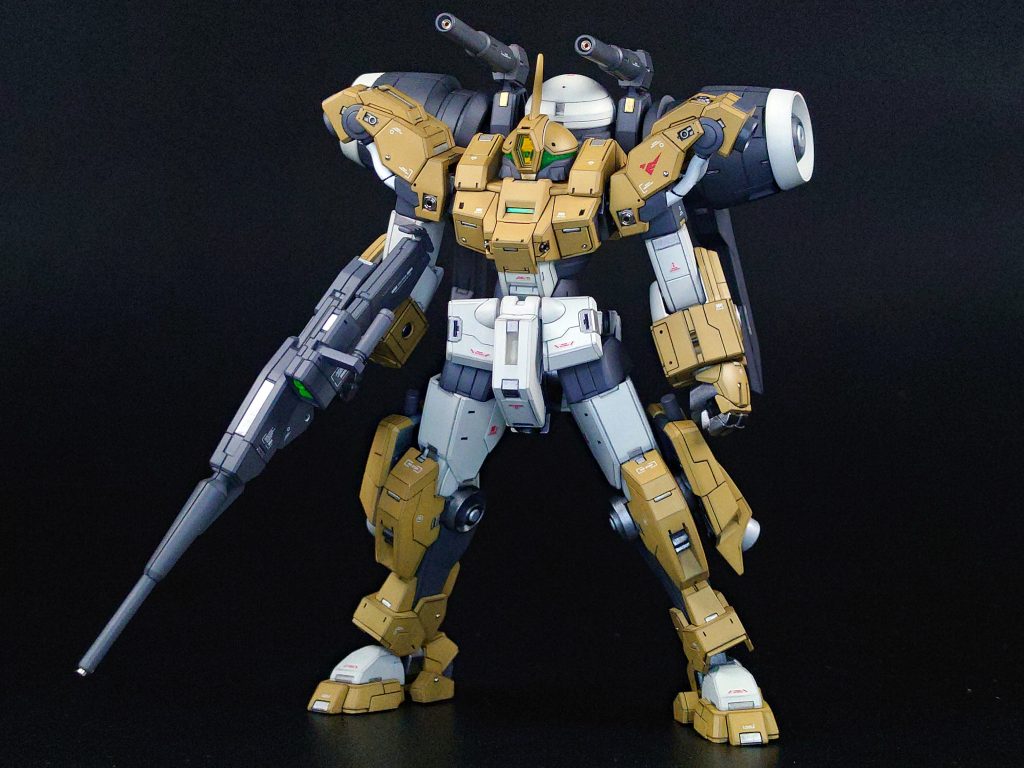 正面私はデカール貼りがイマイチなので今回は特に丁寧にやろうと思い、貼る箇所にはデカールフィクサーを塗り、しっかり貼って少し乾燥したらマークソフターで馴染ませて、クリアーで薄く何度もコートしてパーツとの段差が消えるように調整しました。左肩には最終決戦で本機のパイロットが軍属ではなく学生であることを周知させるために企業ロゴではなくアスティカシア高専の校章をケナンジ隊長の指示で入れたという脳内設定です。というのは半分嘘でFrsのミオリネのデカールが余ってたので使ってみました。