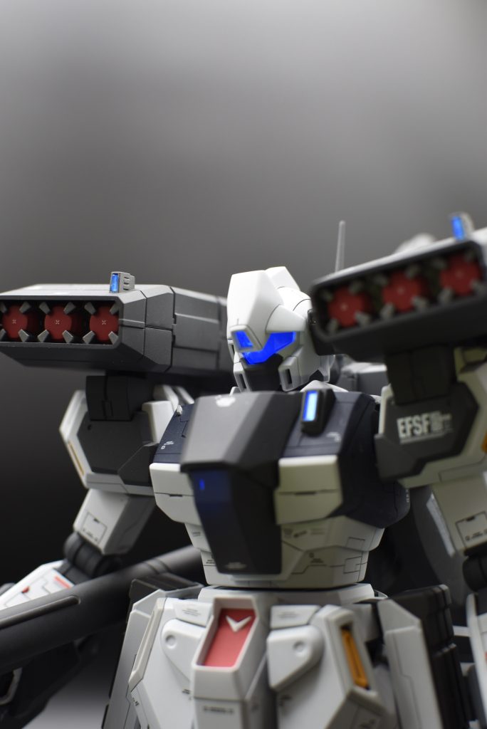 主な改修ポイントは、胸部バルカンを廃止してセンサーの配置、胸部ダクトの増加装甲化、センサー部へクリアパーツのランナーからレンズを切り出し、蛍光塗料で発光するようにしました。