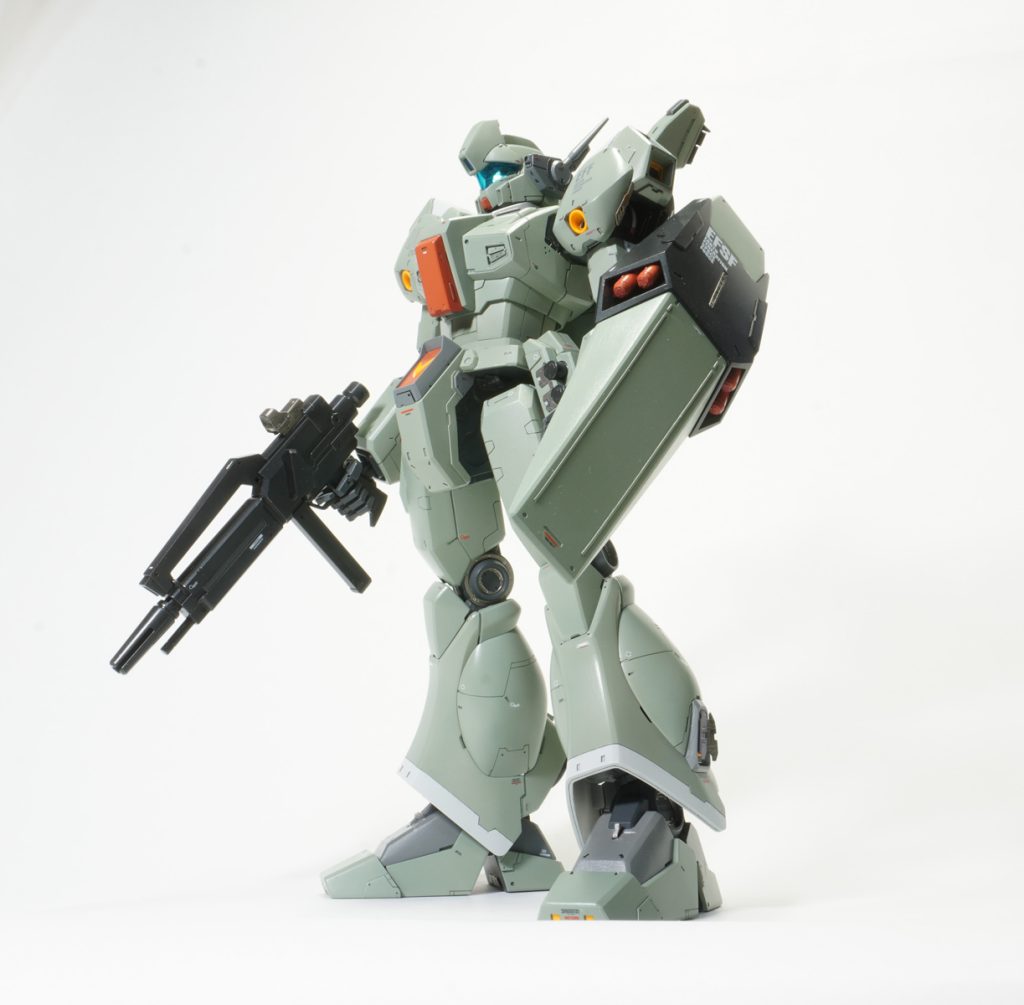 腕が長く感じましたが、短縮工作は大変なので、胴体の接続部分をプラ板で3mm延長してバランスをごまかしてます。