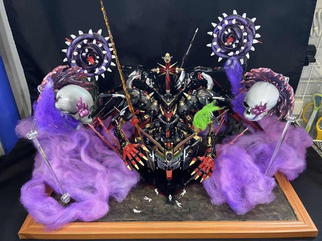 「報いの矢」アロー・オブ・レトリビューション右手に握られたオレンジ色の光の矢。仮に実在した場合周囲10kmを蒸発させる程の凄まじい破壊力を持つ。 「牢獄の聖杯」ホーリー・グレール・オブ・プリゾン　左手に握られた黄金の聖杯。咎人の穢れた魂をその杯に集め未来永劫その罪を呵責し続ける。ただしその対象には「全ての罪人」が含まれる。 スカルヘッド　肉体と言う枷から解放された人間の剝き出しの感情が具現化した髑髏。目・口・後頭部からは溢れ出る負の感情がオーラとして噴き出している。 ローズワーム　人間が犯した罪によって生み出された罪の具現体。まるで嘲笑うかのようなその花は人の無自覚な悪意を象徴している。 「人の心を縛る楔」　目的を果たした兵士の足元に刻まれた、自身が受けた苦しみの言葉。圧力pressure言葉words視線line of sight痛みpain否定denial ファントム　兵士の前に佇む黒く染まった自身の幻影。それは果たして影かそれとも・・・・