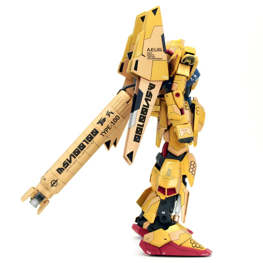 各所にスジ彫りでパネルラインを追加し、2色のゴールドを使って塗分けしています(gundam-kao2)その他、ダブルフレキシブルバインダーや、背面に大型のプロペラントタンクを追加し、推力と可動時間を増加した高機動型の中距離支援機のイメージで作成してみました(zaku-kao5)