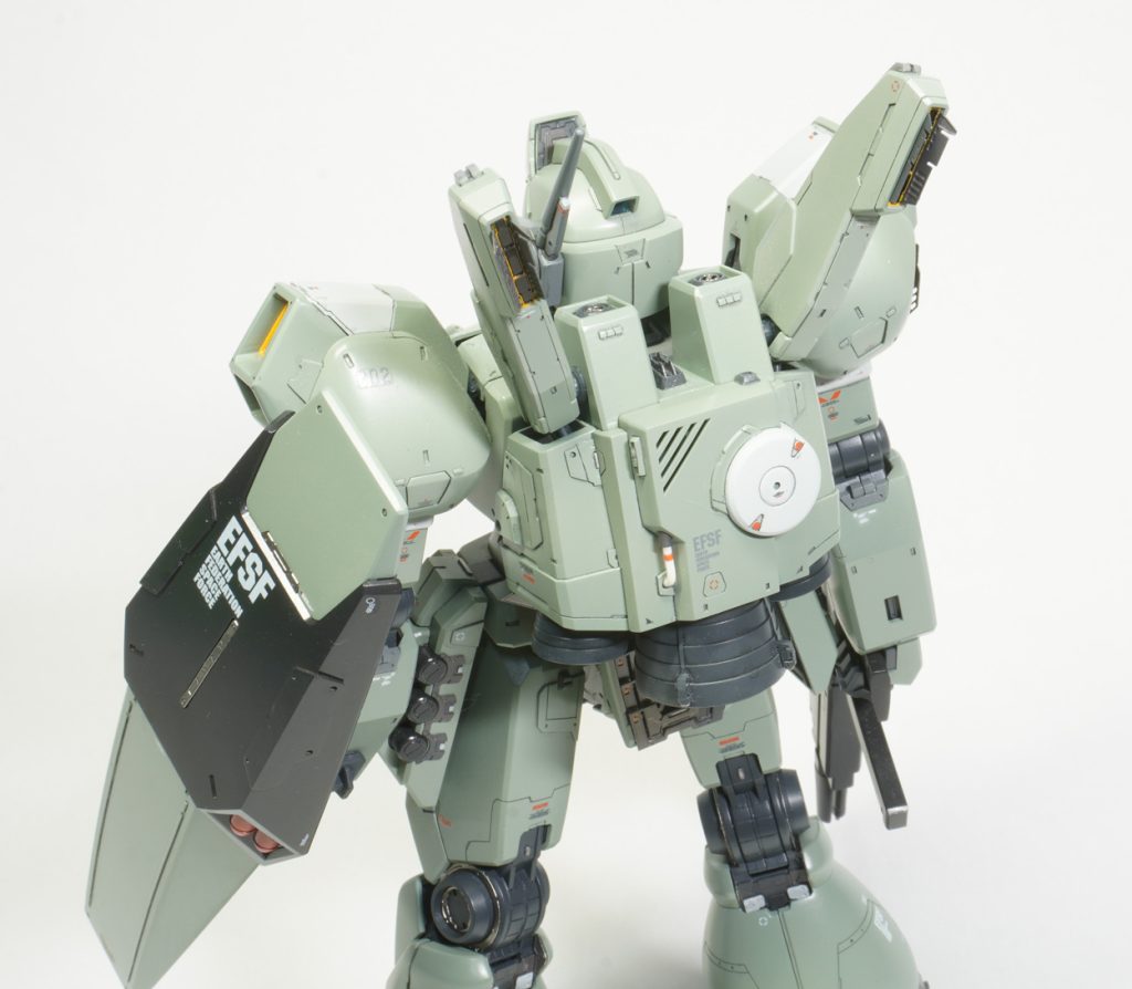 白よりのグレーで差し色を入れましたが、地味ですね。