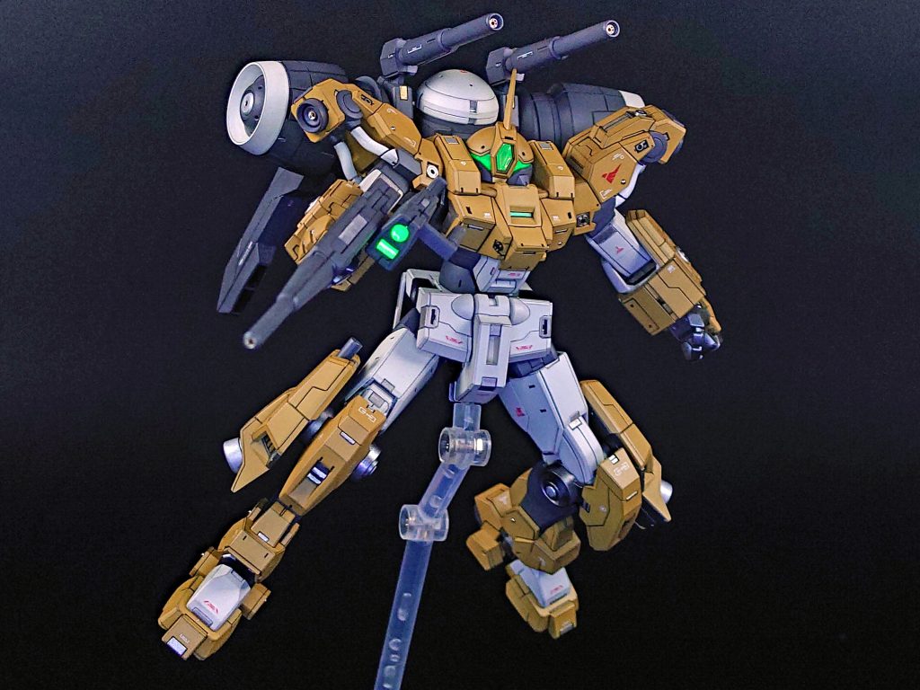 ライフルのセンサーはキットのクリアパーツのランナーから削り出しました。銃口、砲口、スラスターにはメタルパーツやプラ材から作ったパーツを埋め込んでます。