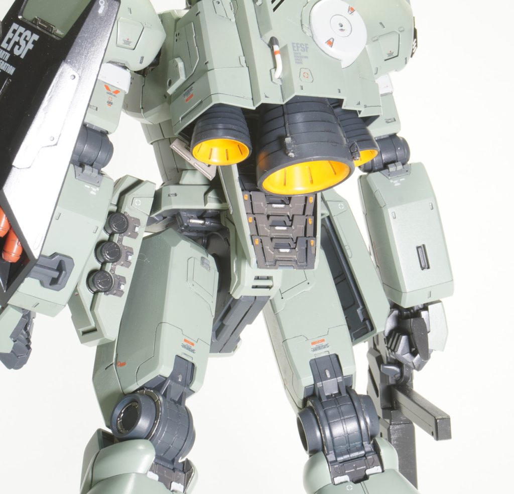 鼠径部むき出しがジェガンの特徴ですが、そこに何にもない事はないはずなのでジャンクパーツを適当に。