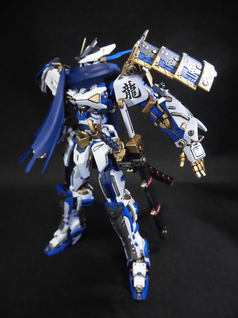 アケヅキ・リューマ　　京都の大学に通う男子生徒。年齢20歳　古くからの剣道場の家計で幼いころから前当主である父の至難により都内では敵無しと、称される程の剣の実力者で有り、大学進学を機会に父から四代目を周明される。長髪を後ろ手に束ね、衣服は常時和装服を愛用している。顔立ちや長身長の割に細身の体系から間違いなく女性に間違われる。本人は差ほど気にしていないが、たまに男性観光客に声をかけられる事は疎ましく思っている。性格は温厚で上品、京都弁な少々口数の少ない好青年。剣技に置いて向かうところ敵無しの彼は若干の虚しさを感じ始め、GBNの世界へと足を踏み入れる。GBN内では孤高の浪人プレーヤーで有り様々なフォースから雇われる凄腕プレーヤーである。 鎧幻二刀流‐がいげなにとうりゅう‐　アケヅキの使う流派。四代続く由緒ある流派であり右手に「太刀」左手に「打刀」を持ち、左肩と打刀を前方にする独特の型を持ち、この時左肩の大袖と籠手を防御の軸にし、「左の打刀で突き」を「右手の太刀で斬撃」を不規則に放つ変幻自在の流派である。 創手十名工‐そうしゅじゅうめいこう‐　ビルダー界で最も優れた刀剣・槍などの実体武装に与えられる称号。全部で十振り存在し、絶大な攻撃力を有と、高い美術性のため、マニアの間ではこの武装だけで「数万の価値」が付く事もある。 ササキ・サユリ　元ガンプラ造型団体「黒父衣衆‐くろちちしゅう‐」所属のガンプラ武装専門のビルダー。高い技術と美しい仕上りから、メンバー1のビルダーであった。しかしそれを妬んだチームメイトに濡れ衣を着せられチームを追放される。その時の果てしない恨みから作り上げたのが「妖刀 黒百合」であった。奇しくもそれが切っ掛けで創手十名工に選ばれる。因みに彼女が抜けた黒父衣衆は、信用が失墜した上、多額の負債を抱え解散したと言う。 タキヒメ・サツキ　名ビルダーを父に持ち、GBNで最も美しい刀身のサムライソード「名刀 五月」を製作した人物として有名である。しかし父が盗作疑惑でビルダー界を追放され、後に冤罪であった事が判明するも、父は製作威力を失い一線を退いてしまう。それが切っ掛けで父の名誉を回復させる事に躍起になった彼女は、「名刀 五月」の美しい刀身を染め「滝夜叉姫」を生み出してしまう。