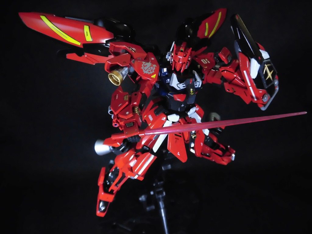 ショット・ブレード120mm機銃を内蔵し高密度ガンダニュウム性の刀身を持ち、接近戦・遠距離戦と戦況に応じた幅広い運用が想定された複合格闘兵装である。大型ウィングブースター高速飛行時に左右に展開する事により、機体の安定性と機動性を補助し、重力下・無重力下に置いても安定した飛行を可能とする。高性能ガンカメラ射撃用ガンカメラ。小型化が間に合わず側面に急遽取り付けられた試作品である。次世代機デルタプラスの建造にあたり、一部の機体データの不足が判明し急遽、同形にあたる量産型の百式をベースにカスタムされたデータ収集を目的とした機体。各部隊に少数配備され、通常機よりも高い性能を持つ事からエース機・指揮官機として運用される事が多かった。これらのテスト機の試験データを元にデルタプラスが開発される。