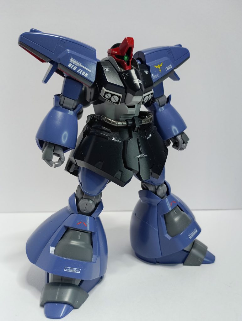 主な改造点は、顔周辺と肩の改造と腰部分の延長となります。