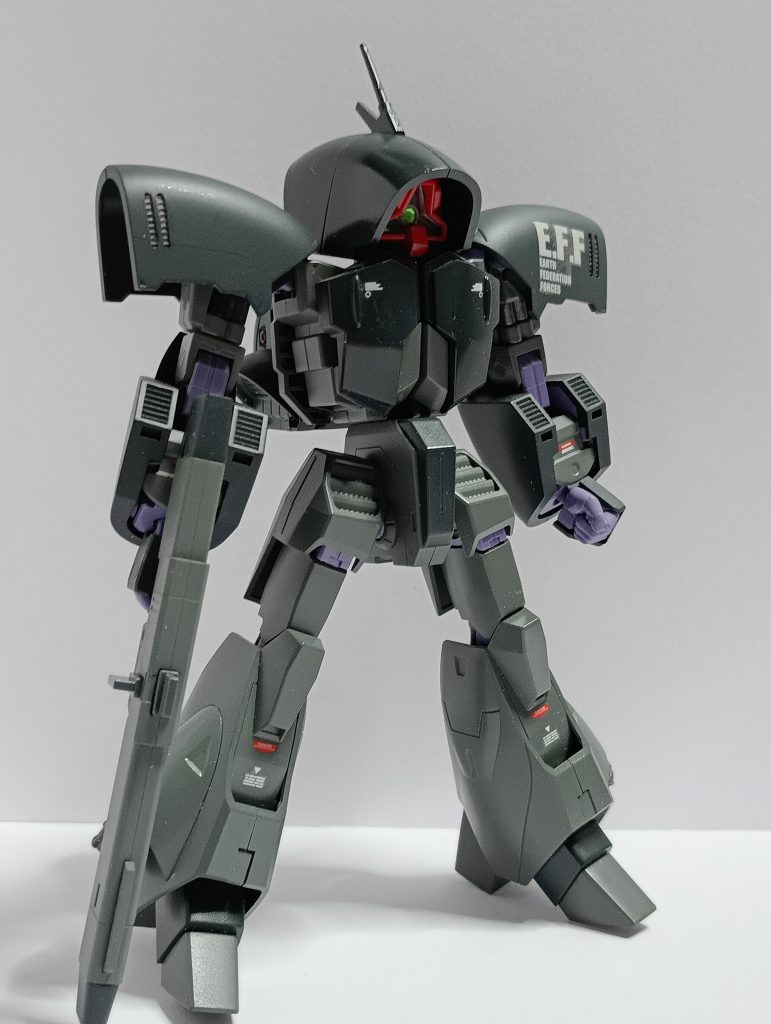 元キットの顔が個人的に違和感があったので、モノアイの位置など改修しています。あと、胸が貧相に思えたので、プラ板を挟んで胸周りを少し厚くしております。