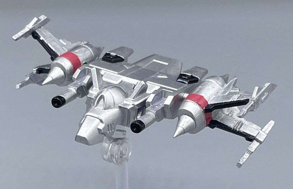 鬼門その2・フォランテス インジャ弐式本体にも大概手がかかる本作ですが、バックパックを兼ねるフォランテスも問題多数。。。ビフォアの写真、撮っておけばよかった。なんてったって、キットがそもそもウイング開閉不可という思い切った造形。 フォランテスはXウイングになるのが最大のウリでしょうに!これで715円は高すぎます。せめてパーツの差し替えギミックくらいは欲しかったところ。コスト調整枠だったのでしょうね。。。 画像のフォランテスは、フォランテス弐個買いしてニコイチででっち上げました。なんとかXウイングっぽくなったかなと思います。 フォランテスを弐個買ったので、インジャ弐式本体と合わせて715円×3=2,145円かかりました。これを考えるとHGCEはコスパが良過ぎます。というか、モビリティ・ジョイントのインジャ弐式は出来が悪すぎます(-_-;) 散々悪口を書きましたが、最終的に仕上がったインジャ弐式はとっても気に入っており、大切な宝物になりました。 キットの出来に文句を言うのは簡単ですが、自分で創意工夫して修正する難しさ・技量の不足を感じさせられるきっかけにもなりました。これからも、楽しみながら、技術を磨いていきたいと思います。 こんなところまで読んで下さった方、いらっしゃいましたら本当にありがとうございます。こんな私ですが、これからもお付き合い頂けましたら嬉しいです。最後までご覧いただき、ありがとうございました。