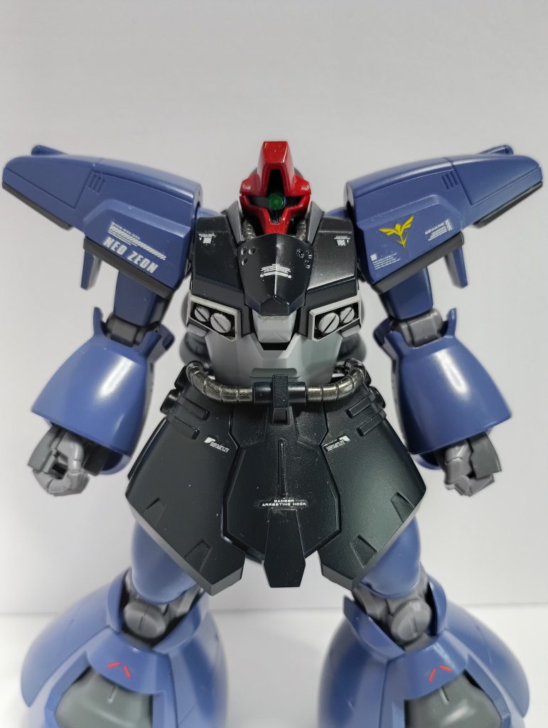 顔については設定画を参考にしてメリハリがつくようにしています。肩はイカリ肩になるよう胴体と肩の接続部分を改造。あと、肩前後のスラスターの基部にプラ板を貼って、スラスターとの段差をつけるようにしています。