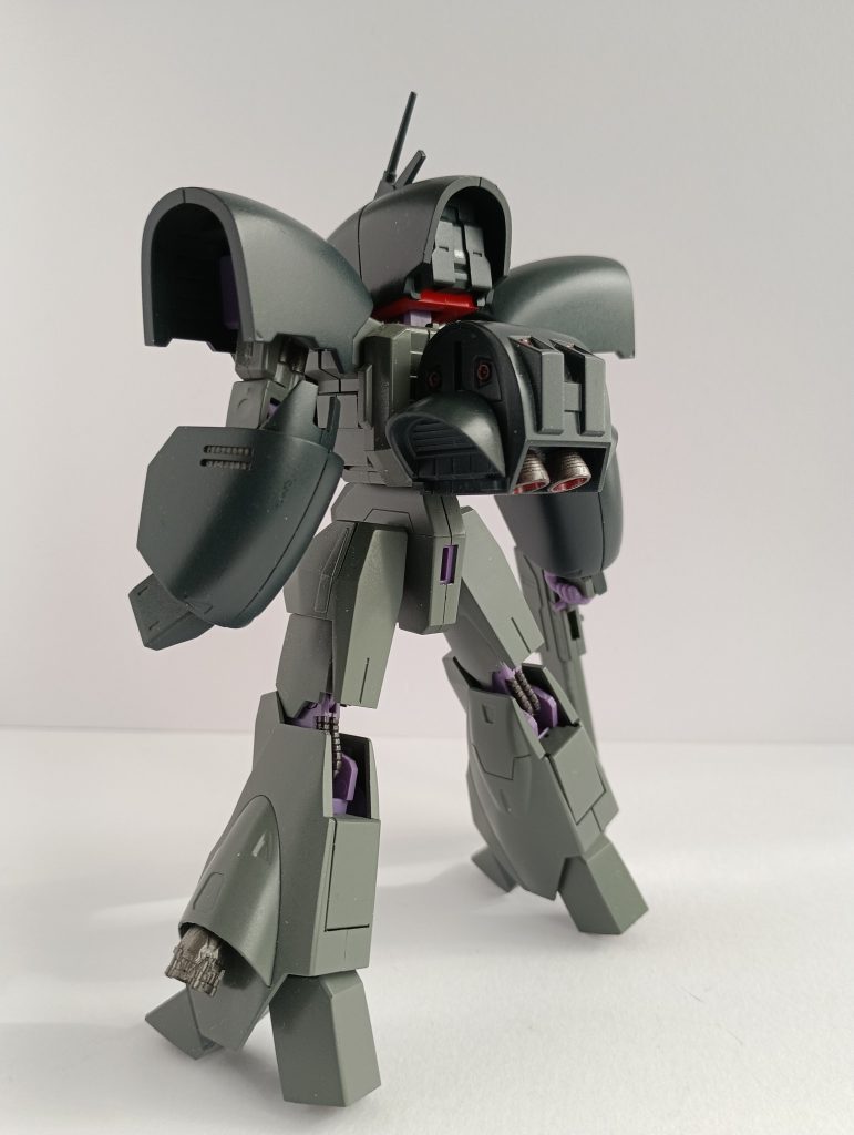 色はネイビーブルーとグレーを中心に塗っています。関節周りはABS製なので塗らずにキットのままの配色です。