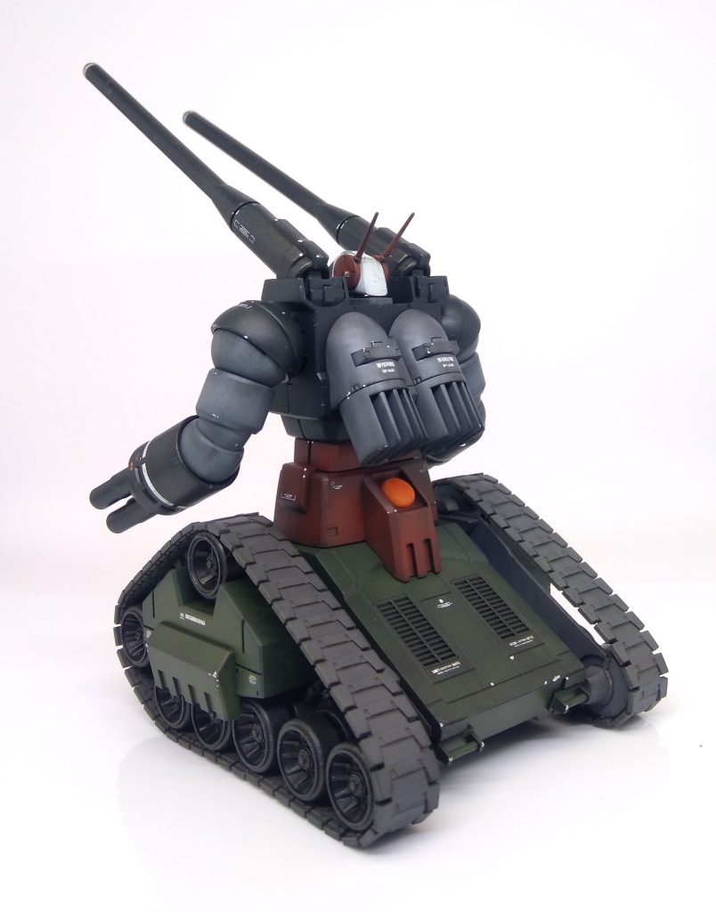 基本的にキット素組みですが、気になるところを少々改修しています。下半身は横幅不足に感じたので、キャタピラ取り付け部にジャンクパーツでメカをでっちあげてみました(見えるとこだけの手抜きですが･･･)。