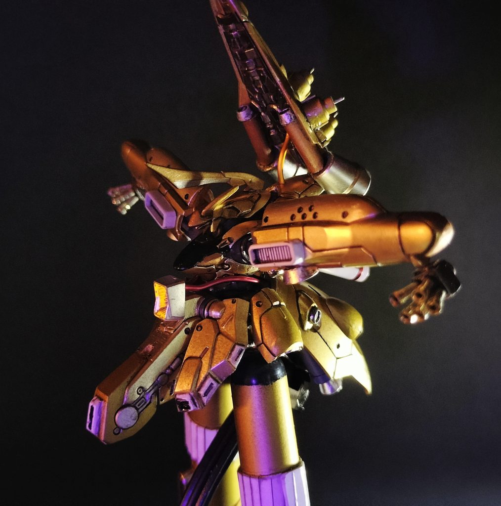 2.        ●技B「総帥がエウーゴに出向されたときには、赤いMSを卒業して金ぴかのMSに乗っておられたと伺っております。最新の好みに合わせたつもりなのですが、お気に召しませんか？」●CD「あれは目立とうとしたのではなく、当時試験採用した耐ビームコーティングが、たまたまゴールドしか選択肢がなかっただけなのだがな・・・。」