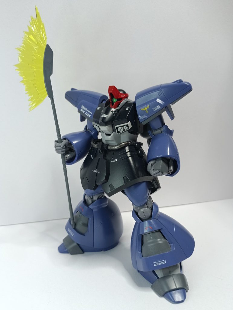 ビームトマホークは、サザビーのビーム刃をつけ迫力がでるように改造しています。