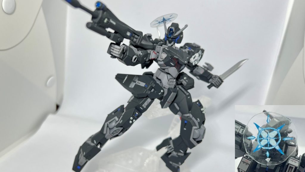 ポーズをとらせてみました。半年ぶりのガンプラでしたが、やりたいことは全て表現できたかと思います。右下に映っているヘイローですが、まずはエナメルのブルーで輪郭を描いたあと、次に白で薄めたブルーで重ね塗りして、最後に光沢クリアーを吹き付けて完成させました。