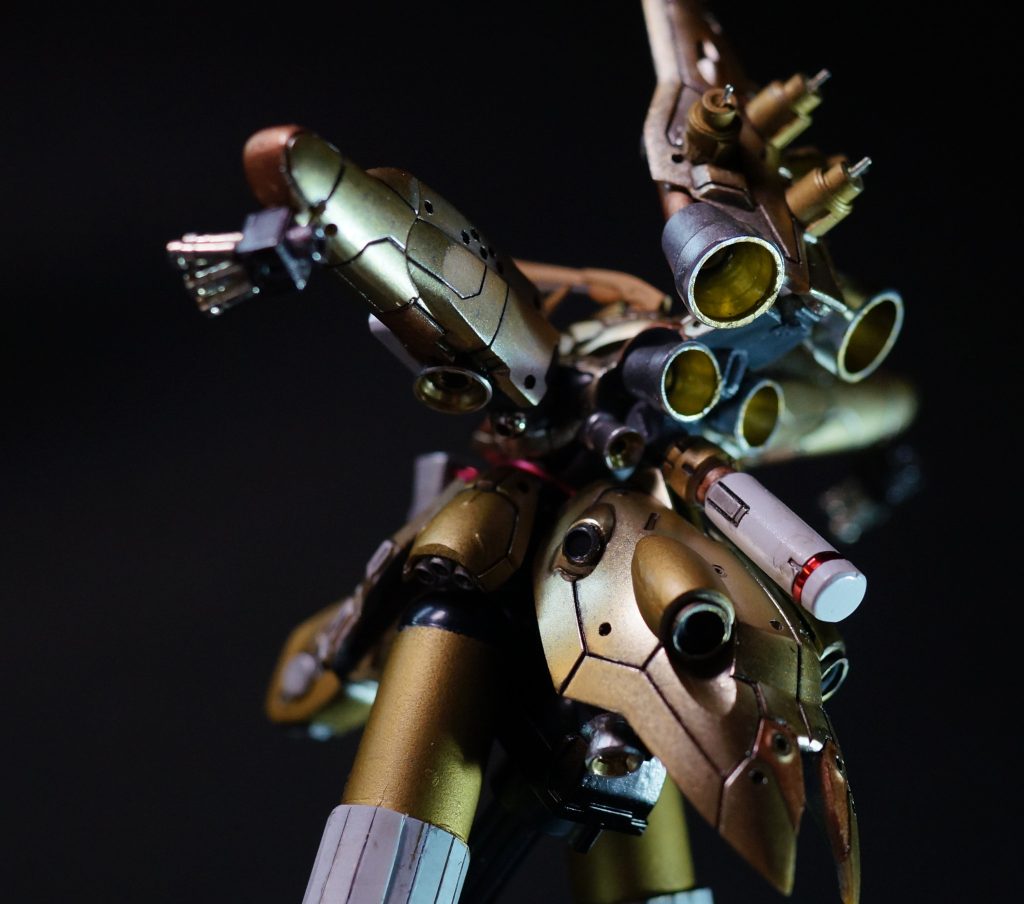 4.        ●技B「ああ、それ、私のオヤジです。　サノーバ・セコビッチ・ウソツキー、当時技術大尉でした」●CD「そうか。名前は聞かなかったが、ジオングに私が乗り込む際に、腹の立つ励まし方をする技術士官がいたことを今でも覚えているよ。それが君の父君だというのなら、納得だな。君の名は覚えておこうか。名は何という？」●技B「ハ！　ロマノフ・サノバビッチ・ウソツキー技術中尉であります！」