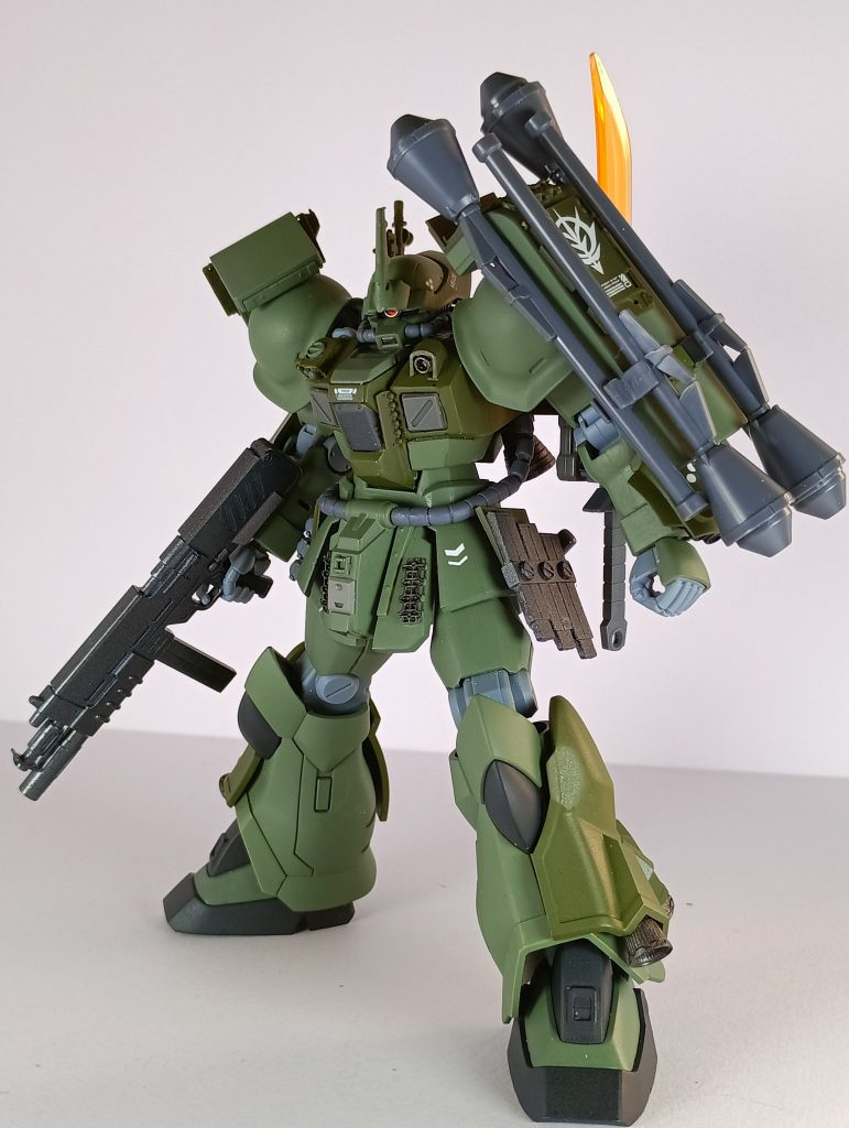 武器はザクⅡ改より拝借。腰の予備マガジンは元キットより複製しています。