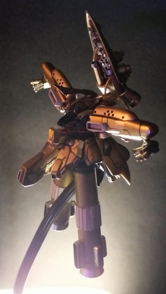 5.        ●CD「ところで、あの印象的な物言いをする父君は、今はどうしているのだ？」●技B「父は、ジオングの後ノイエ・ジール、クアダラン・ジールと、サイコミュを搭載した足のない機体の開発にずっと携わってきました。進化した人類であるスペースノイドの搭乗機に足など不要、というのが父の持論でした。ノイエ・ジールはガトー少佐に大いにお喜びいただき活躍の機会を得たのですが、その後にハマーン様専用に開発したクアダラン・ジール（GUNSTA内検索ください）はハマーン様には好んでいただけず、足のあるキュベレイを選ばれてしまいました。　大いに落胆した父は、その後アナハイムにそそのかされ、ヘッドハンティングされてしまったのです。ジオンも家族をも捨てた父とは、それ以来やりとりはありません。私にはそんな非国民のような真似は到底できません。なので、ジオンでしっかりと足のない機体の有用性を証明したいのです」