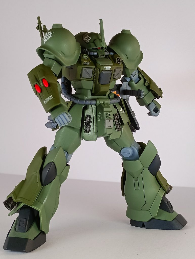 肩のシールドをパージして、近接戦向けの形態になることも可能。ちなみに肩は旧ザクのパーツを使用しています。