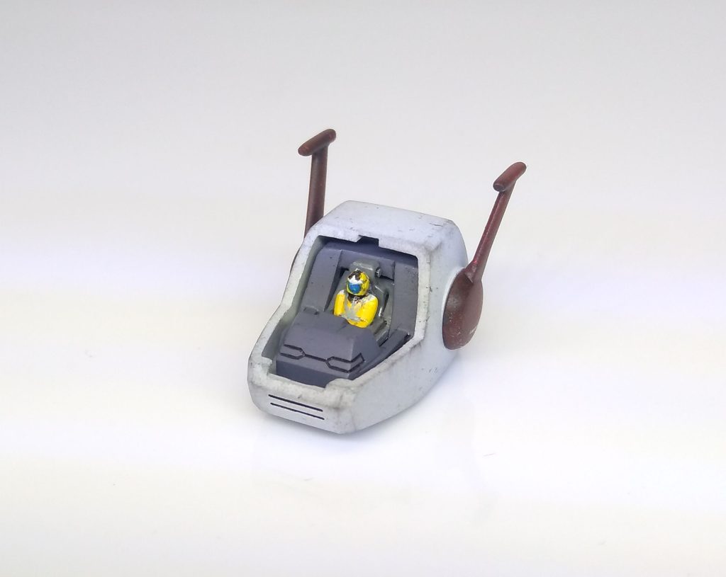 操縦士がデカすぎなので切り取り、MGフルバーニアンのコクピット部がちょうどいいサイズなので移植しました。パイロットも頑張って塗りました、老眼には非常につらいサイズです。