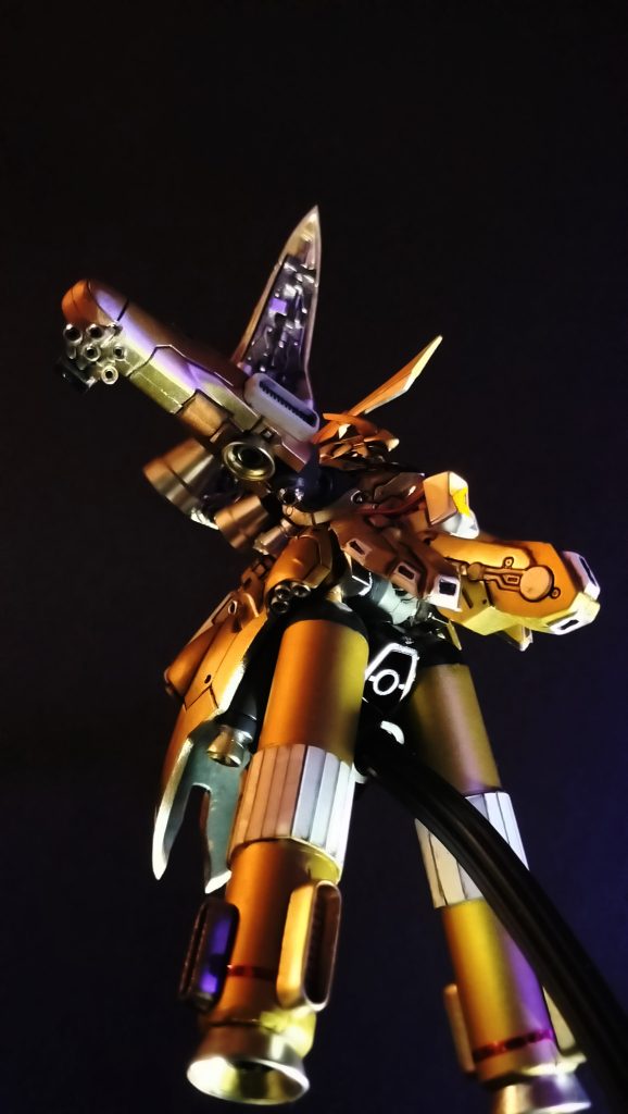 8.        ●技B「また、腹部のハイメガ粒子砲は集約モードと拡散モードが選べます。集約モードであれば以前の機体で使用なさっていたメガバズーカランチャーの2・5倍の威力。拡散モードにすれば、実体弾の攻撃に対する弾幕にもなりますし、懐に万が一入り込まれても拡散ビームで薙ぎ払うことができます。最悪は背部のすべてのスラスターを噴射しての強烈な加速で、敵機を振り払うことも可能です」