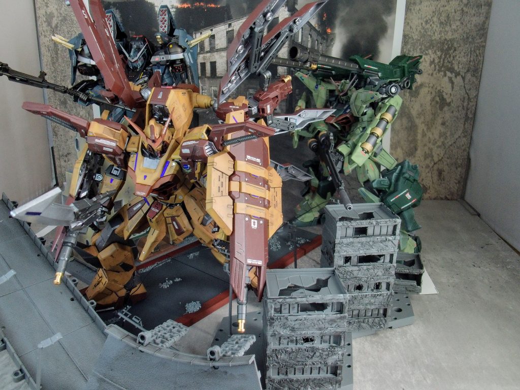 ジオラマもどきも作っては見たんですが撮影ブースが狭くてギッチギチに…やるなら1/144でやるべきだったかも。
