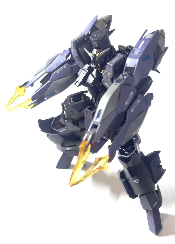 3.アクションブレイザーのバインダー先端部の爪に、UVレジンで複製したビームエフェクトを取り付けられるようにしてズゴック風。擬似太陽炉のオレンジの粒子ビームをイメージしました。