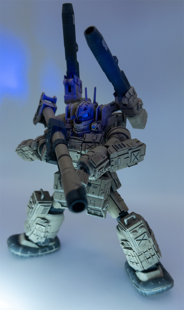 メインカメラとプラパイプとプラ棒で自作した左肩の投光器は蛍光塗料で着色しているので発光しますが、襟元深めなので上手い事ブラックライトを当てられないグヌヌ