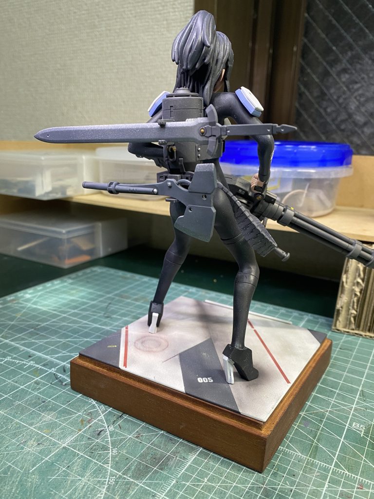 背面には鉄血の剣と斧を追加ゆるいブログやってます気になった方はどうぞ【ガデム】モビルドールメイ製作記 | ザクから始めるプラモ生活