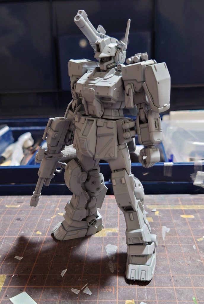 塗装前。最後の最後まで都市迷彩をどうしようか迷ってて、とりあえず一旦仮組みして色んな角度から写メっては独りでウンウン唸ってました😅そして編集中にこれが初サフ萌えだったことに気付きました(爆)今回は以上になります。ジムスパルタン…、まさかプラモ化されるとは思わず、発表された時は心躍りましたね〜。さすがにすぐには買えなかったですが、何とか製作できて嬉しかったし、とても楽しかったです！😁これから年末年始…。仕事の人もお休みの人も、良い年の瀬を迎えて下さい😌ここまでご覧下さり、ありがとうございました👋