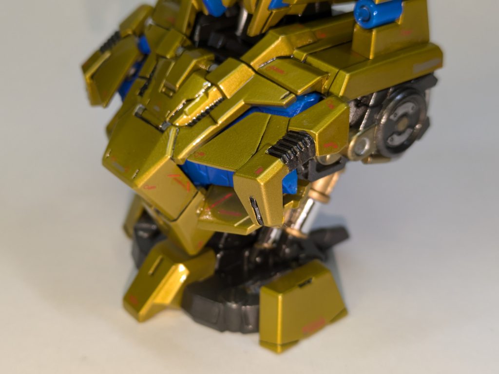 胸部斜め前塗装はメインフレーム メタルブラック+シルバー金のワンポイント ゴールドシリンダーのシルバー部 銀のラピーテープ サイコフレームとセンサー類 GXラフシルバー+ホワイト+ホワイトパールを下地にし、各部クリアブルー・クリアオレンジ・クリアグリーンでキャンディ塗装ゴールド外装 GXラフシルバー+ホワイト+ホワイトパールを下地にし、クリアイエロー+ゴールドでキャンディ塗装トサカのアンテナ部分作って塗るだけと思いましたが、なかなか手擦りました💦特に最後の最後のトップコートで気温寒く白化しかけて慌ててリカバリーしました・・・今年は後は16日以降にガンダムベース福岡に作品持ち込んで終了です~。2月末でコンテスト終わったら投稿します。ではちょっと早いですが皆さん良いお年をw