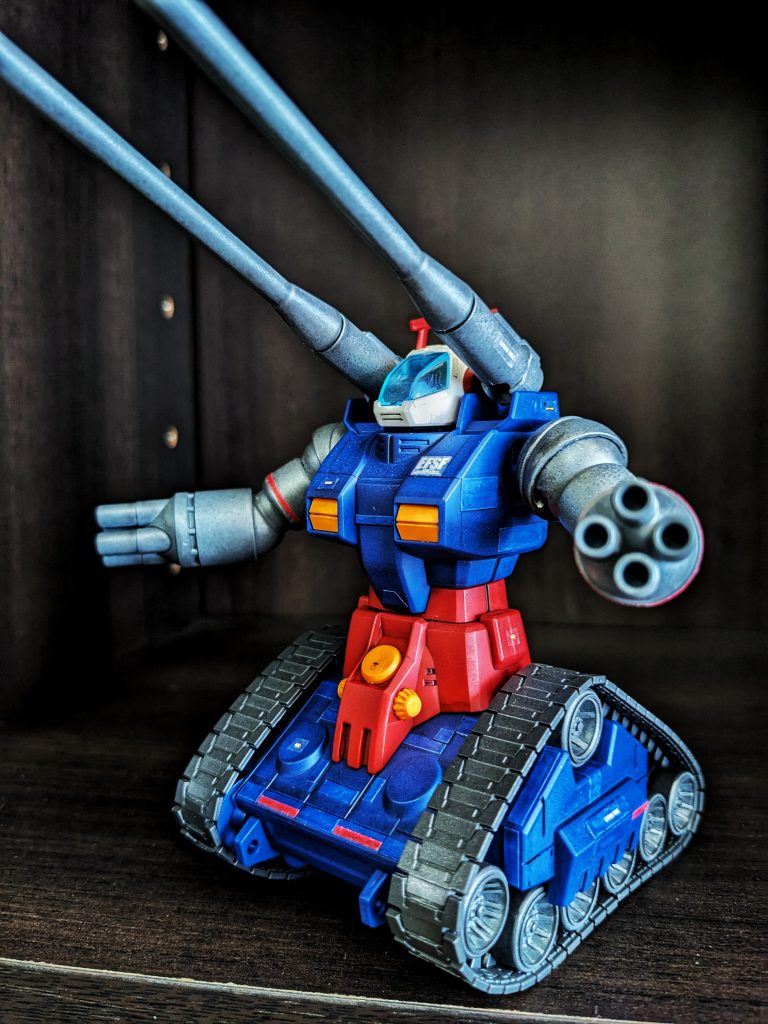 そのまま塗装するのも 忍びないので若干 筋彫りを入れたり プラパン(ネームシートなんですけどね)ペタペタで遊んでます