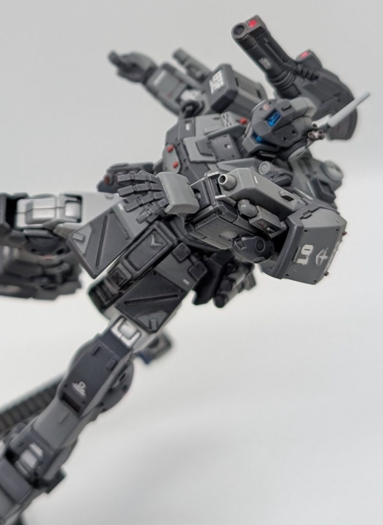 試作型の腕部ビームガンで攻撃！設定としては2〜3発撃ったらエネルギー切れor砲口溶解でパージ、その程度のシロモノです😅ビームサーベル以外にビーム兵器が無かったのと、元がジムなので何かしら制約があった方がロマンがあるな、と思いこのチョイスにしました✌️素材は見ての通り、ミニガンの予備マガジンですwあとは余ったプラバンでディテールしたりランナーでパイプ作ったくらいの簡単なものです💦