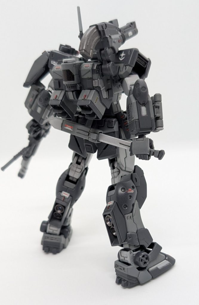 ヒートナイフ抜刀その2この方が絶対スムーズだと思うんだよなぁ💦ちなみに軸で回転できるので、左手でも抜刀させられます。バックパック真ん中の円筒はミノフスキー粒子散布用のダクトらしいですが、電子チャフを散布させる設定の方が市街地戦っぽくて(あくまでイメージw)いいな！…と思ったんですけど、どう表現していいかわからず、結局何もしてないという😓