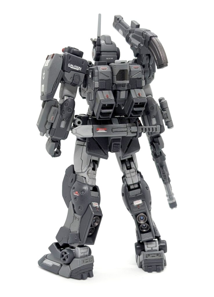 後ろ。ヒートナイフはバックパック横だと抜刀できなそうな気がしたのと、取り回しを考えて腰に装着させました。まぁバーニアに炙られそうですけど、それがヒートナイフの由来だったり…！？