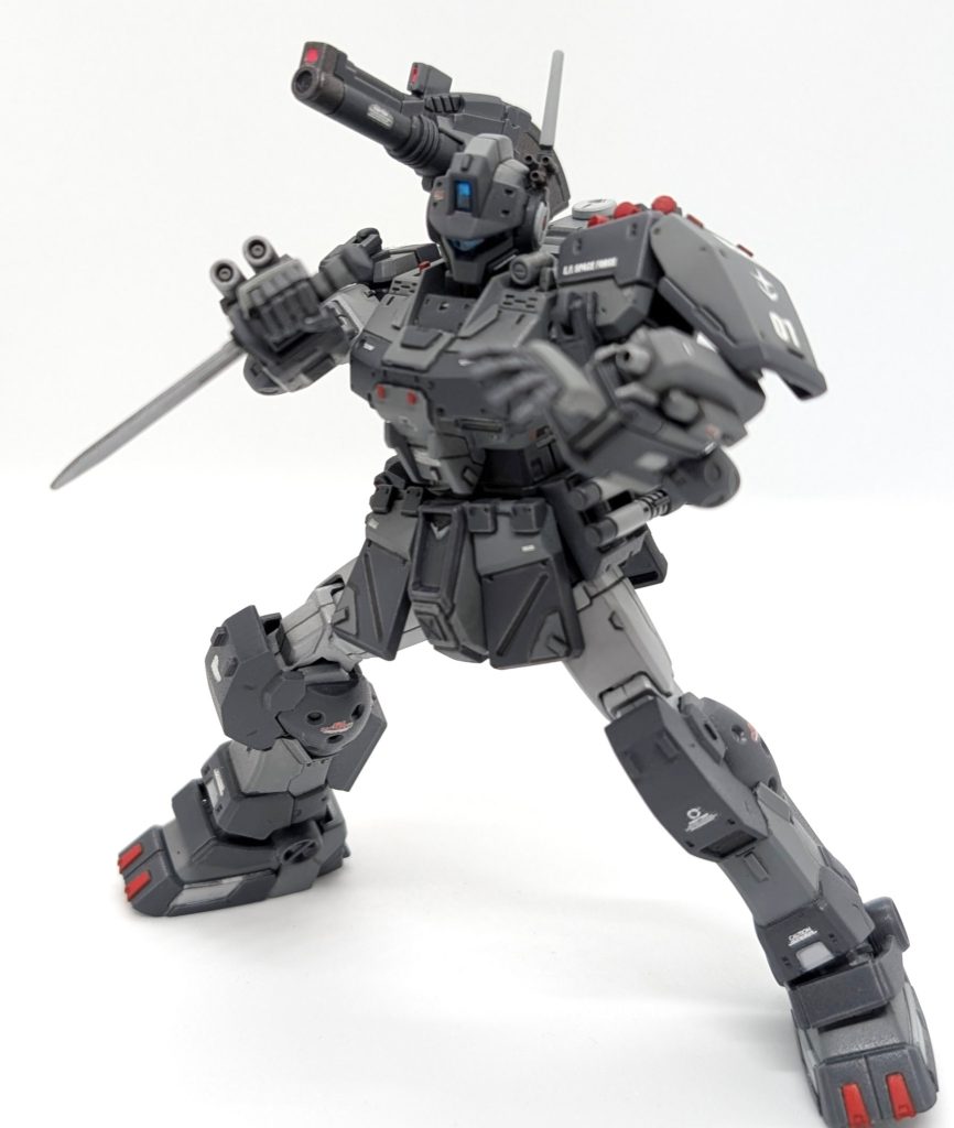 ヒートナイフ抜刀！セガールアクション的なポーズ…、のつもり！(爆)大型ナイフは逆手持ちが様になるので、もうこれだけでカッコいい！😆しかし、ビームサーベル2本もあって、いつヒートナイフを使うのかな…、という素朴な疑問はあるけど…😂