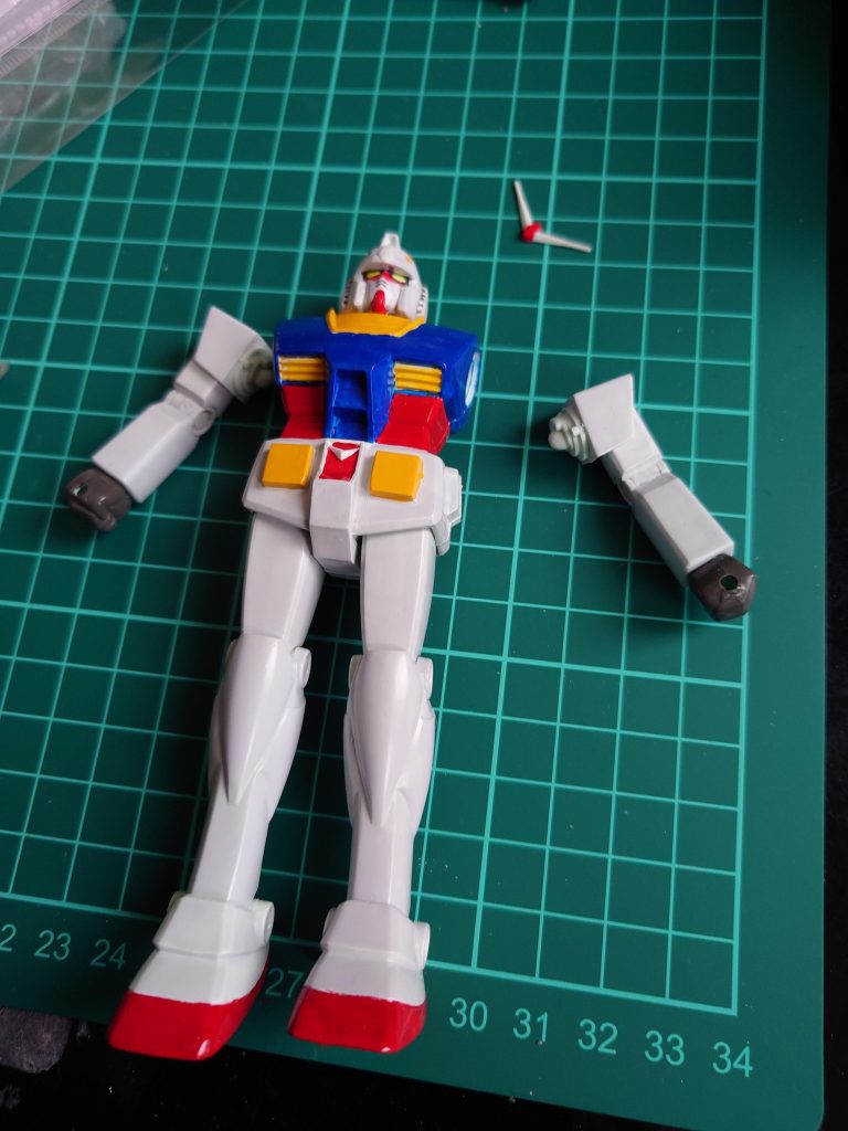 スミ入れ前なんか肩は怖かったので接着していません