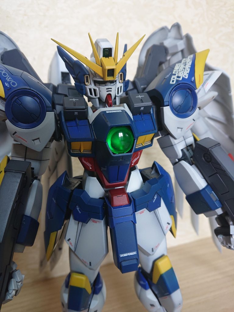 胴体の赤い部分と小羽根はラバー状の素材で出来ていたので塗装が出来なくプラ板で作りました。小羽根14枚は大変でした(辛かったぁ〜)デカールはMGのウイングガンダムver.kaのものを使いました。